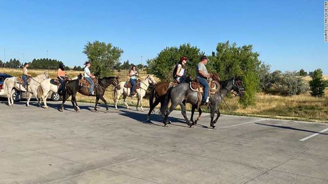 Voluntarios locales se reúnen en Gillette, Wyoming, para buscar pistas sobre la desaparición de Irene Gakwa.