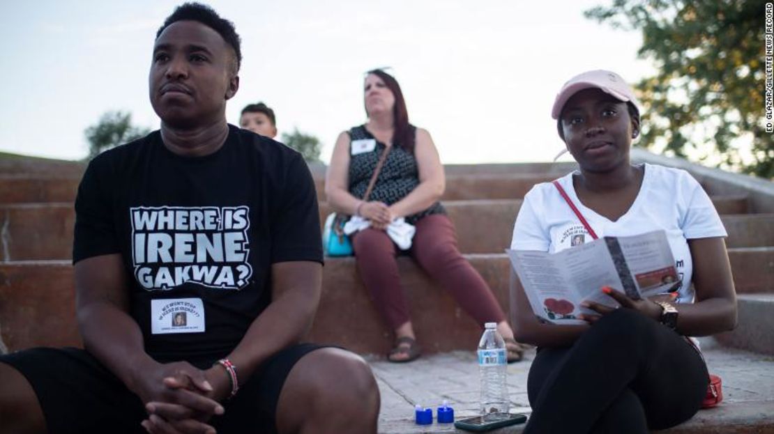 Chris Gakwa y su esposa, Gyoice Abatey, asisten a una vigilia por su hermana desaparecida, Irene Gakwa, en un parque en Gillette, Wyoming.