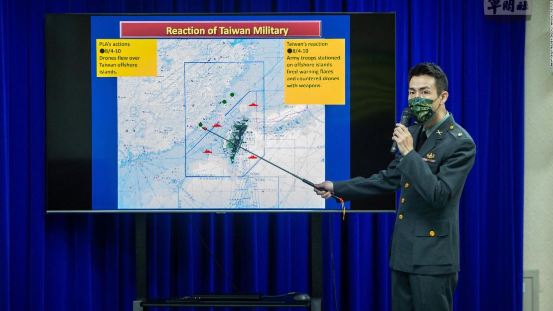 Un comandante taiwanés señala un mapa que muestra las recientes incursiones de drones.