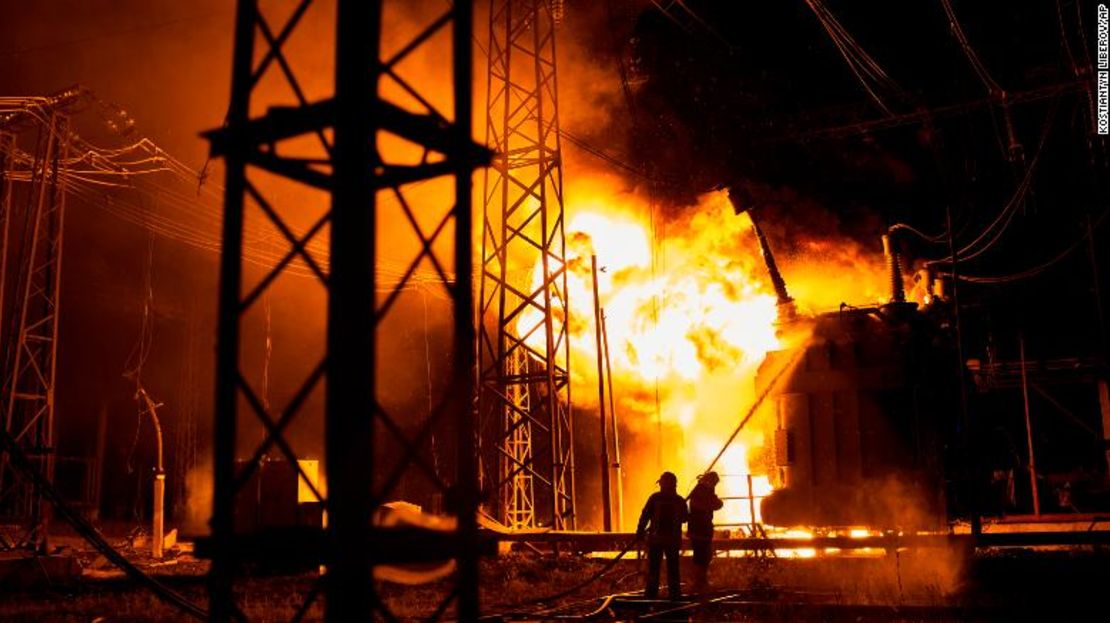 Los bomberos ucranianos apagaron un incendio después de un ataque con misiles rusos en una central eléctrica en Járkiv el domingo 11 de septiembre de 2022.