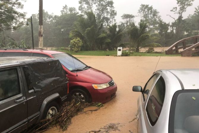 Fiona tocó Puerto Rico a las 3:20 p.m. del domingo hora local, según información del Centro Nacional de Huracanes de Estados Unidos, dejando un apagón general y ríos desbordados.