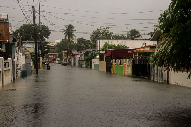 Una falla en la red eléctrica provocada por la tormenta provocó un apagón en toda la isla. Las autoridades esperan que tome varios días restaurar completamente el servicio.