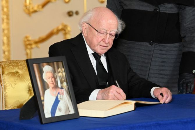 El presidente de Irlanda, Michael D. Higgins, firma un libro de condolencias en Lancaster House en Londres el 18 de septiembre de 2022 tras la muerte de la reina Isabel II el 8 de septiembre.