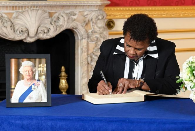 La presidenta de Barbados, Sandra Mason, firma un libro de condolencias en Lancaster House, en Londres, el 18 de septiembre de 2022 tras la muerte de la reina Isabel II el 8 de septiembre.