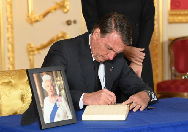 El presidente de Brasil, Jair Bolsonaro, asistió al funeral de la reina y firmó el libro de condolencias en Lancaster House.