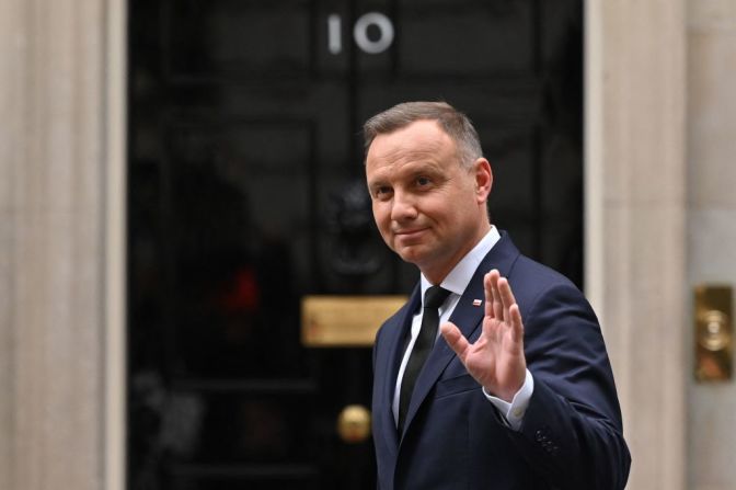 El presidente de Polonia, Andrzej Duda, llega para una reunión en el número 10 de Downing Street, en el centro de Londres. También rindió respetos a la reina Isabel en su funeral.