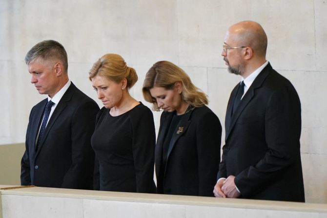 El embajador de Ucrania en el Reino Unido, Vadym Prystaiko (a la izquierda) y la primera dama de Ucrania, Olena Zelenska (segunda a la derecha) presentan sus respetos al ataúd de la reina Isabel II, que yace en Westminster Hall, el 18 de septiembre de 2022.