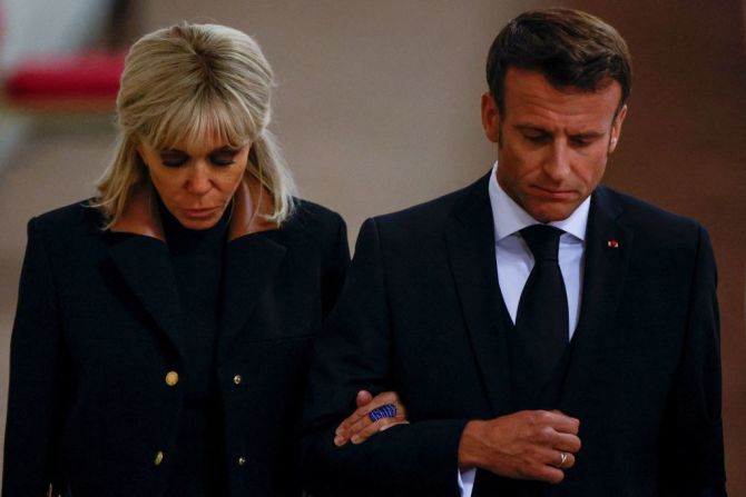 El presidente de Francia Emmanuel Macron y la primera dama Brigitte Macron llegan para presentar sus respetos al ataúd de la Reina Isabel II.