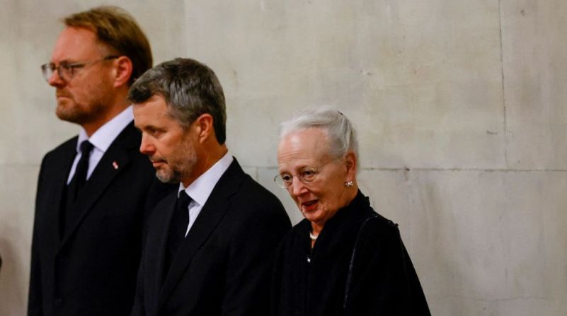 La reina Margarita II de Dinamarca (derecha) y el príncipe heredero Frederik (centro) presentan sus respetos al ataúd de la reina Isabel II.