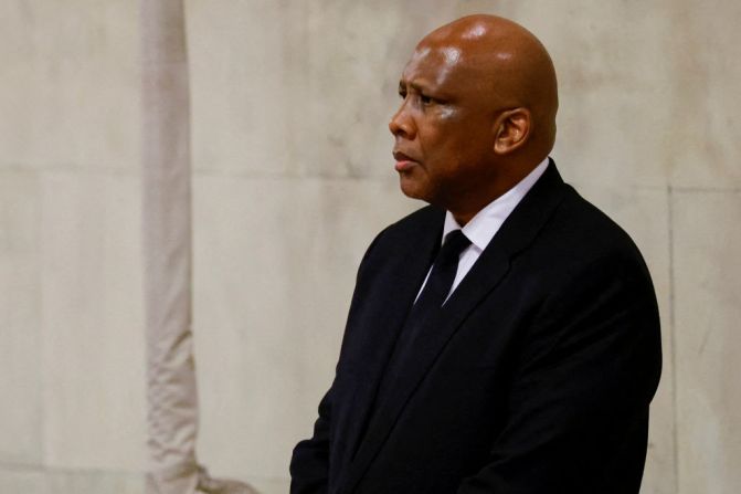 El rey Letsie III de Lesotho presenta sus respetos ante el ataúd de la reina Isabel II, en el interior de Westminster Hall, en el Palacio de Westminster en Londres el 18 de septiembre de 2022.