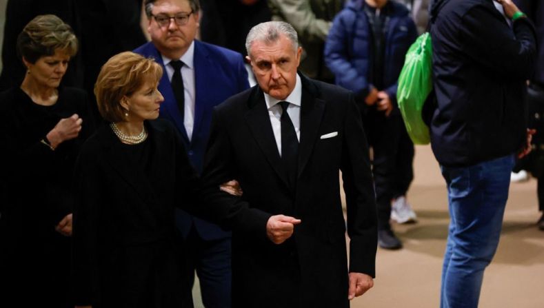 Margareta, custodia de la Corona Rumana y el príncipe Radu de Rumania presentan sus respetos en el ataúd de la Reina Isabel II durante la ceremonia en Westminster Hall el 18 de septiembre de 2022 en Londres, Inglaterra.