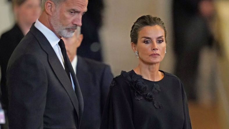 El rey Felipe VI de España y la reina Letizia de España ven el ataúd de la reina Isabel II en el Westminster Hall el 18 de septiembre de 2022 en Londres, Inglaterra. Los miembros del público presentaron sus respetos a la Reina Isabel II durante 23 horas al día desde las 17:00 del 18 de septiembre de 2022 hasta las 06:30 del 19 de septiembre de 2022.