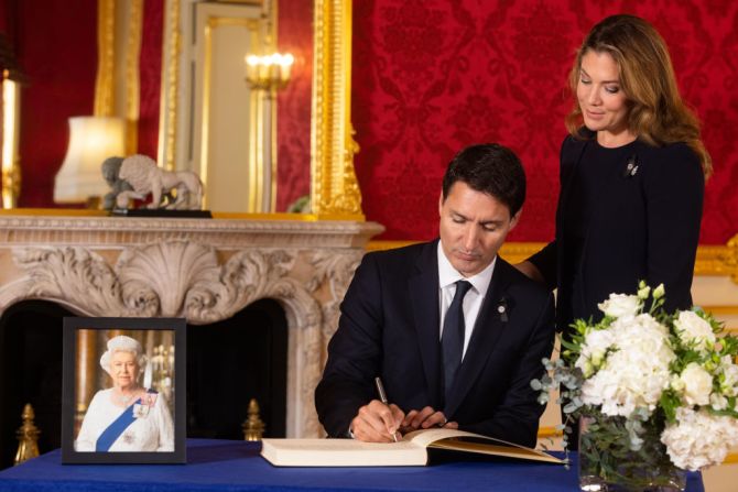 El primer ministro de Canadá Justin Trudeau y su esposa Sophe Trudeau firman un libro de condolencias en Lancaster House tras la muerte de la reina Isabel II.