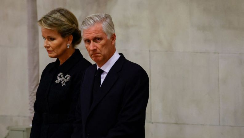 El rey Felipe y la reina Matilde de Bélgica presentan sus respetos ante el ataúd de la reina Isabel II.