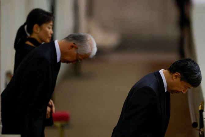 El emperador Naruhito de Japón presenta sus respetos a la reina Isabel II en el Westminster Hall el 18 de septiembre de 2022 en Londres, Inglaterra.