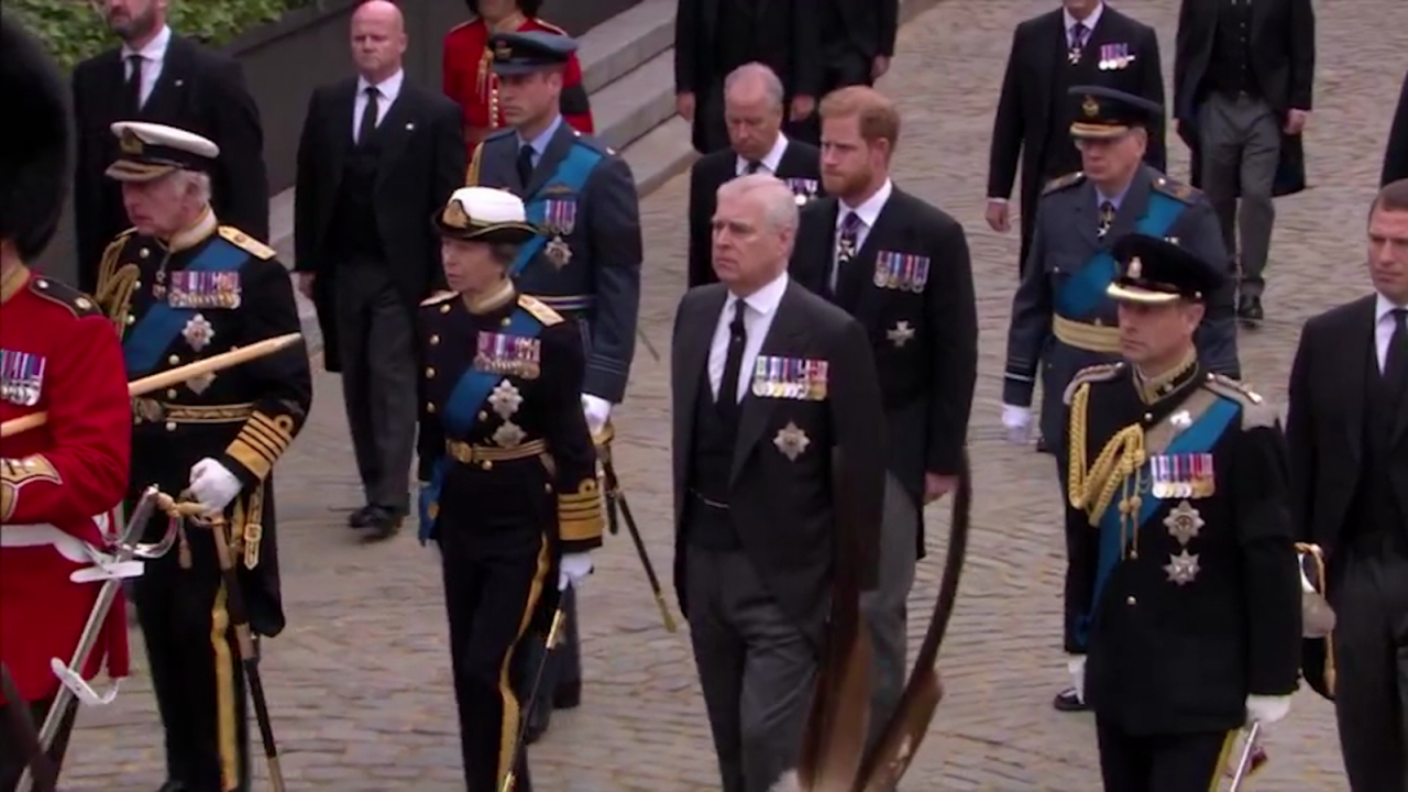 CNNE 1269506 - mira la llegada de la familia real al funeral de la reina isabel ii