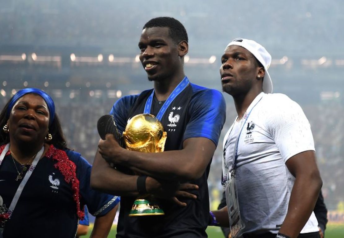 Paul Pogba (al centro) celebra la victoria con su madre Yeo y su hermano Mathias durante la final de la Copa Mundial de la FIFA 2018.