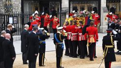 CNNE 1269528 - asi llego el ataud de isabel ii a la abadia de westminster