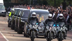 CNNE 1269595 - arrojando flores al feretro, el publico despide a la reina isabel ii en londres