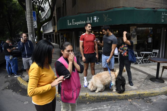 Ha vuelto a temblar en México un 19 de septiembre, una fecha marcada por la tragedia y el susto. Un sismo de magnitud 7,6 se registró este lunes en el estado de Michoacán y se sintió con fuerza en la Ciudad de México.  Mira más imágenes →