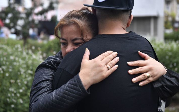 Una mujer es consolada después del terremoto que sacudió a la Ciudad de México este lunes 19 de septiembre de 2022, en el aniversario de dos grandes temblores que se cobraron miles de vidas en 1985 y 2017.