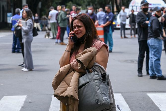 Las autoridades dijeron que muchas personas en Ciudad de México sufrieron crisis nerviosa, según los reportes de llamadas al 911, debido al susto que provocó el fuerte sismo y fueron atendidas por las autoridades de protección civil.