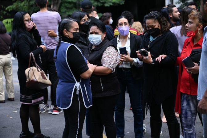 Cientos de personas evacuaron edificios en la capital del país al activarse la alerta sísmica, casi una hora después del simulacro que se realiza cada año para conmemorar los terremotos de 1985 y 2017 que se cobraron miles de vidas.