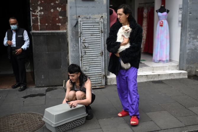 Mucha gente permaneció más tiempo en las calles antes de volver a entrar a los edificios por miedo a las réplicas que se pudieran presentar tras el sismo de este lunes.