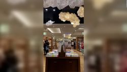 CNNE 1269847 - clientes siguen haciendo sus compras en medio de un terremoto en taiwan