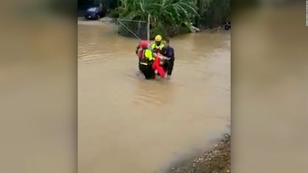 CNNE 1269851 - asi rescataron a una mujer de las inundaciones por el huracan fiona