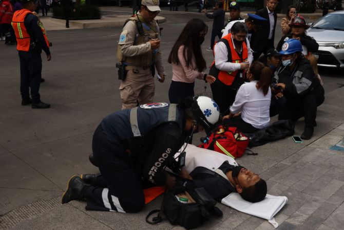 Paramédico asiste a un hombre después del fuerte sismo que se sintió en la Ciudad de México este 19 de septiembre de 2022. El impacto y los traumas que dejaron los temblores anteriores en el país provocan crisis nerviosas en los habitantes apenas suenas las alarmas.