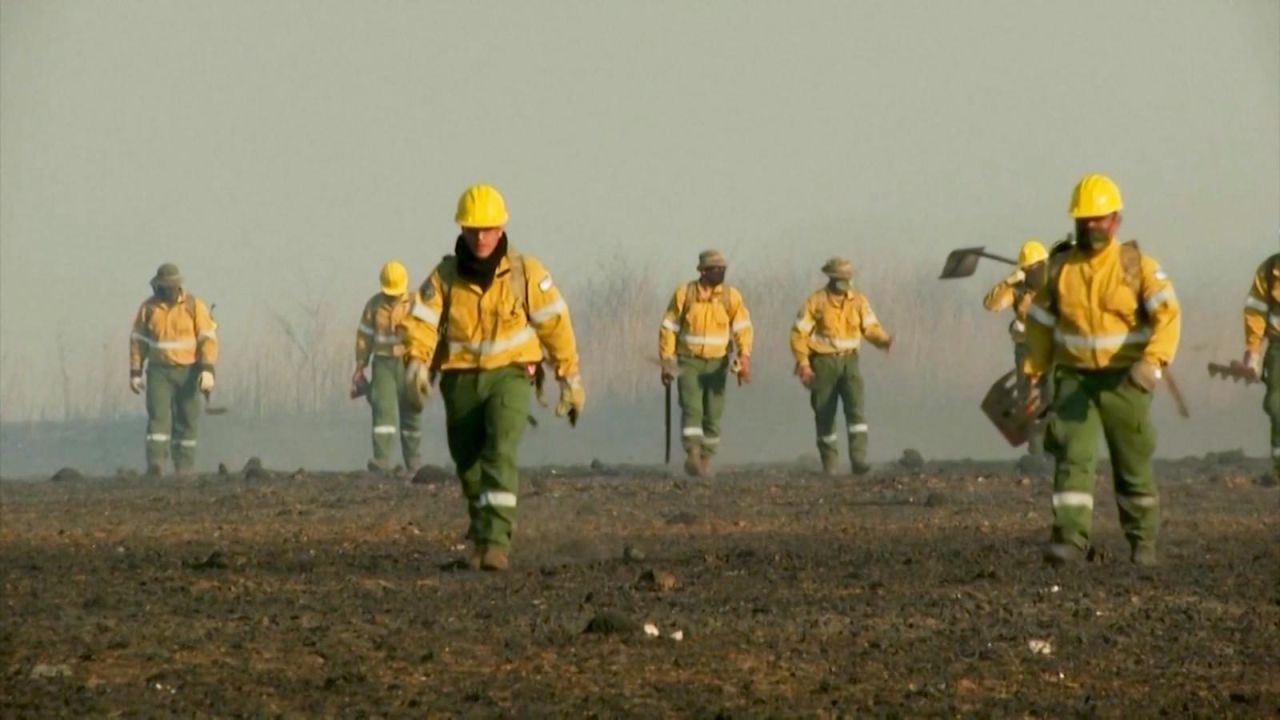 CNNE 1269997 - estos bomberos combaten los incendios que llenan de humo a rosario