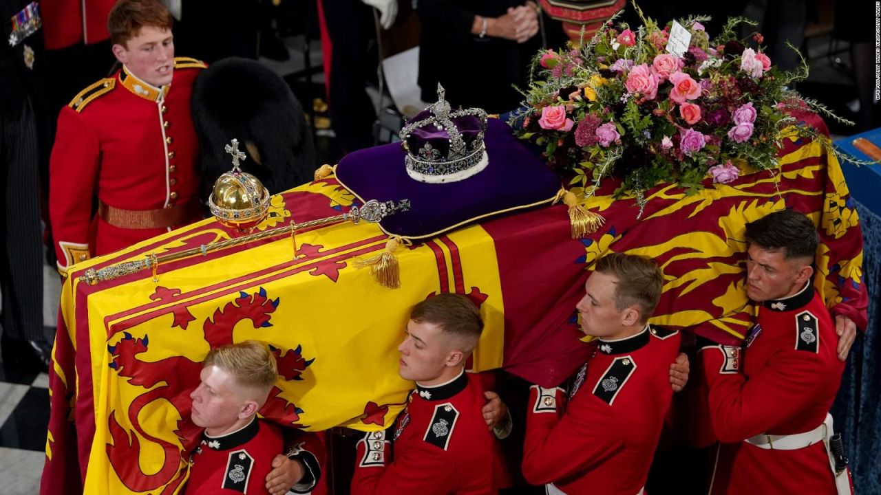 CNNE 1270047 - una arana se roba la atencion en el funeral de la reina