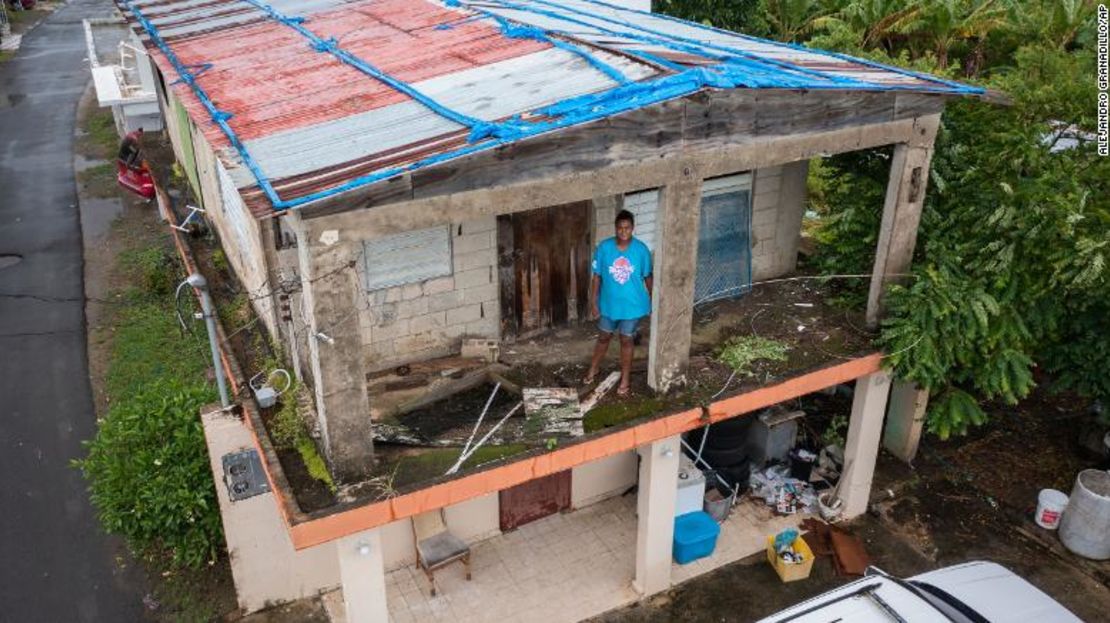 Jetsabel Osorio se encuentra en su casa dañada hace cinco años por el huracán María antes de la llegada de la tormenta tropical Fiona en Loiza, Puerto Rico.