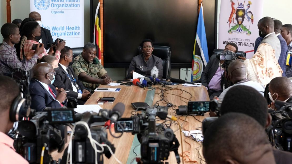 La secretaria permanente del Ministerio de Salud, Diana Atwine, al centro, confirma un caso de ébola en el país, en una conferencia de prensa en Kampala, Uganda, el martes 20 de septiembre de 2022.