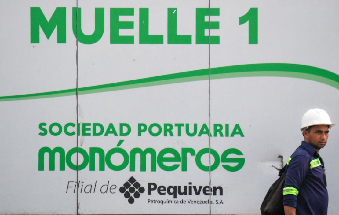 La empresa venezolana que fabrica fertilizantes en Colombia, Monómeros, con sede en Barranquilla, se convirtió durante el gobierno de Iván Duque en un foco político en Venezuela con preguntas que profundizan las divisiones entre los opositores de presidente socialista Nicolás Maduro y la duda de renovar las tensiones entre Venezuela y Colombia.