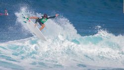 CNNE 1270258 - el surfista kalani david fallece durante una practica