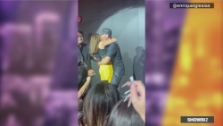 CNNE 1270361 - enrique iglesias se besa con una fan