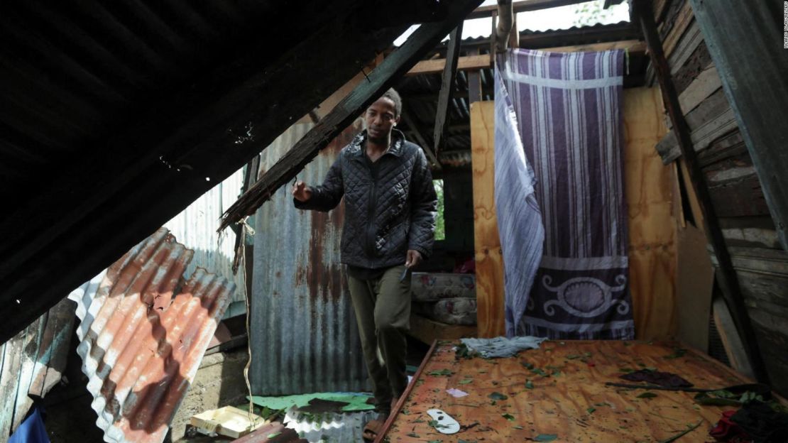 Un hombre mira su casa tras el paso del huracán Fiona en El Seibo, República Dominicana.