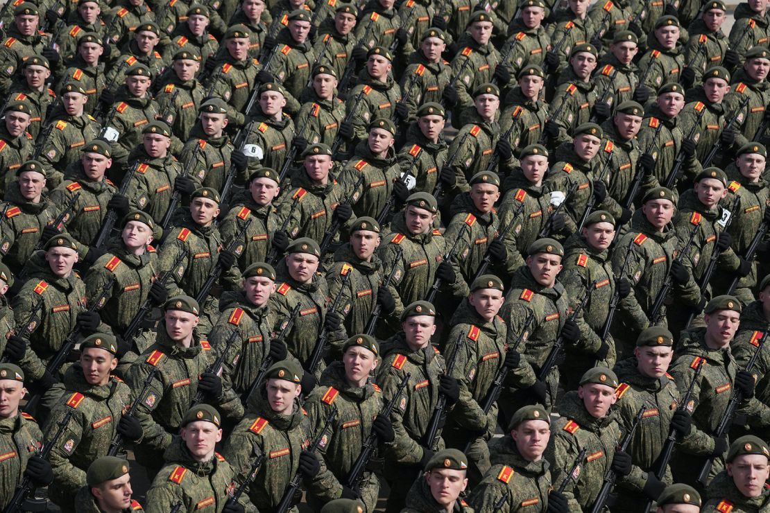 Ensayos para el desfile militar del Día de la Victoria en la Plaza Roja en el campo de entrenamiento de Alabino en Moscú, Rusia, el 18 de abril.