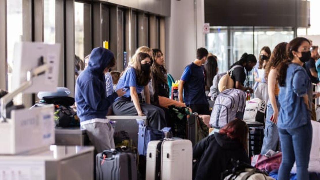 Los viajeros esperan en el Aeropuerto Internacional Newark Liberty el 1 de julio de 2022. El aeropuerto estuvo plagado de cancelaciones y retrasos este verano boreal.