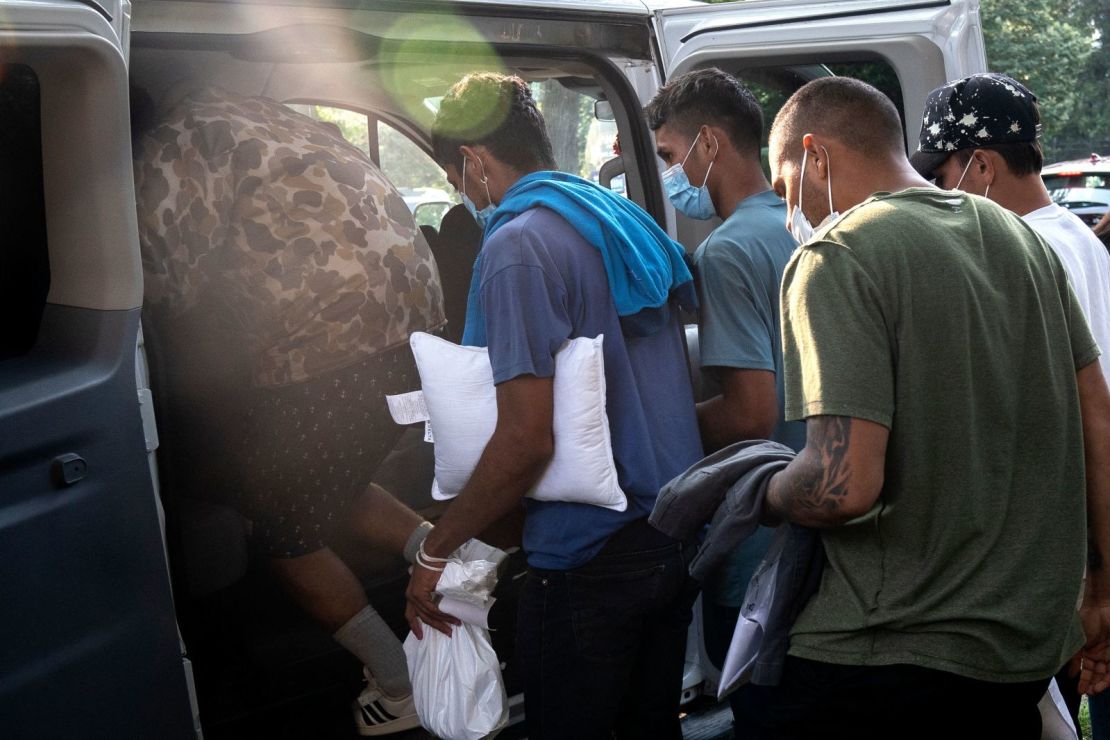 Migrantes de Venezuela, que subieron a un autobús en Texas, esperan a ser llevados a una iglesia local por voluntarios tras ser dejados frente a la residencia de la vicepresidenta estadounidense Kamala Harris el 15 de septiembre. Crédito: Stefani Reynolds/AFP/Getty Images