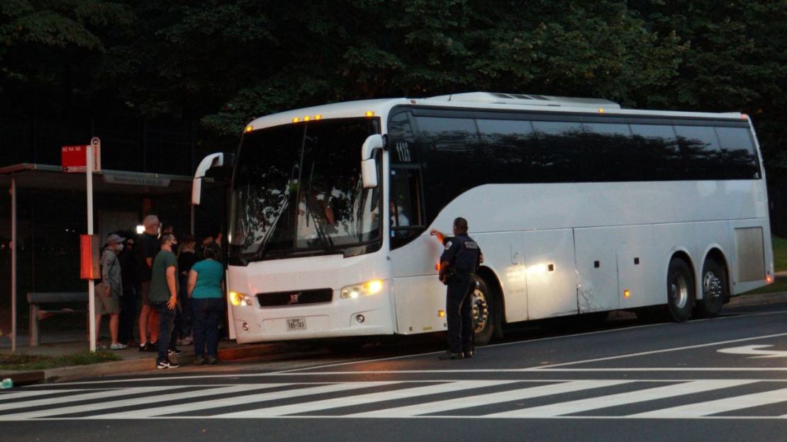 Un grupo de inmigrantes, en su mayoría venezolanos, que fue enviado en autobús desde Texas hasta la ciudad de Washington, llega a las afueras del Observatorio Naval, la residencia oficial de la vicepresidenta de EE.UU., Kamala Harris, el 17 de septiembre.