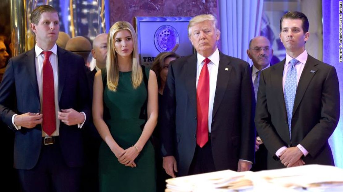 El entonces presidente electo Donald Trump junto con sus hijos Eric (a la izquierda), Ivanka y Donald Jr. el 11 de enero de 2017 en la Torre Trump en Nueva York.