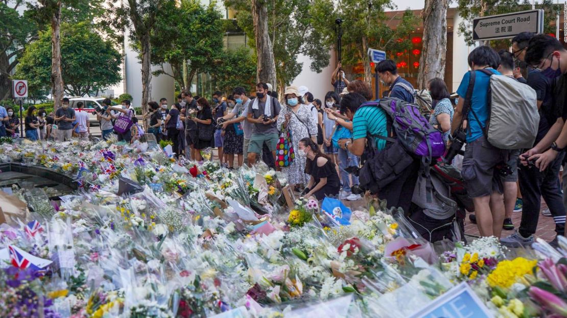 Más de 2.500 personas hicieron fila para dar el pésame a la reina Isabel II frente al consulado británico en Hong Kong el 12 de septiembre de 2022.