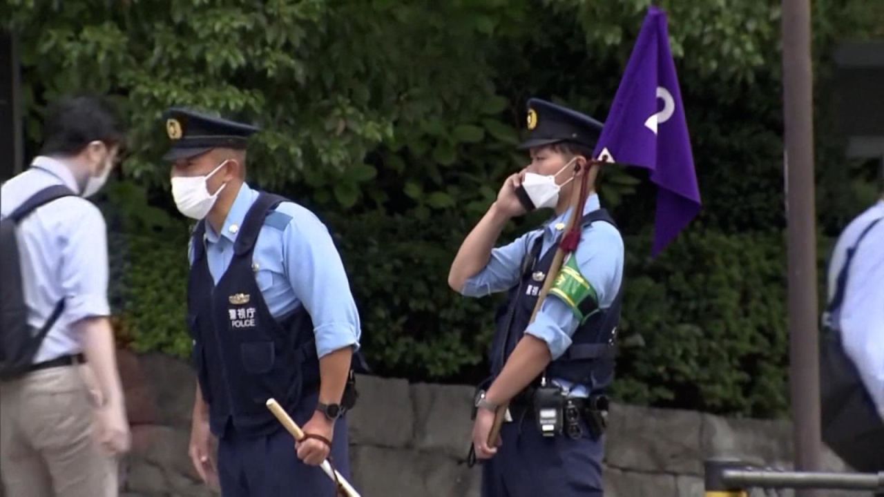 CNNE 1270970 - hombre se prende fuego en protesta por funeral de shinzo abe