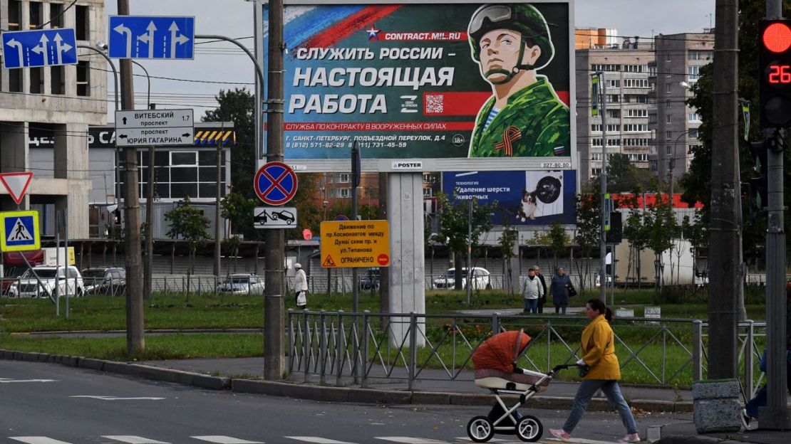 Una valla publicitaria que promueve el servicio militar por contrato con la imagen de un soldado y el eslogan "Servir a Rusia es un trabajo de verdad" se encuentra en San Petersburgo el 20 de septiembre de 2022. Crédito: Olga Maltseva/AFP/Getty Images