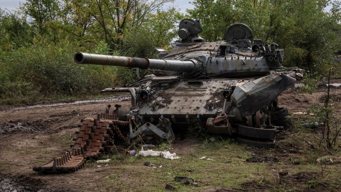 Un tanque ruso destruido se ve en la ciudad de Izium, recientemente liberada por las Fuerzas Armadas de Ucrania, en la región de Járkiv, Ucrania 20 de septiembre de 2022.Crédito: Gleb Garanich/Reuters