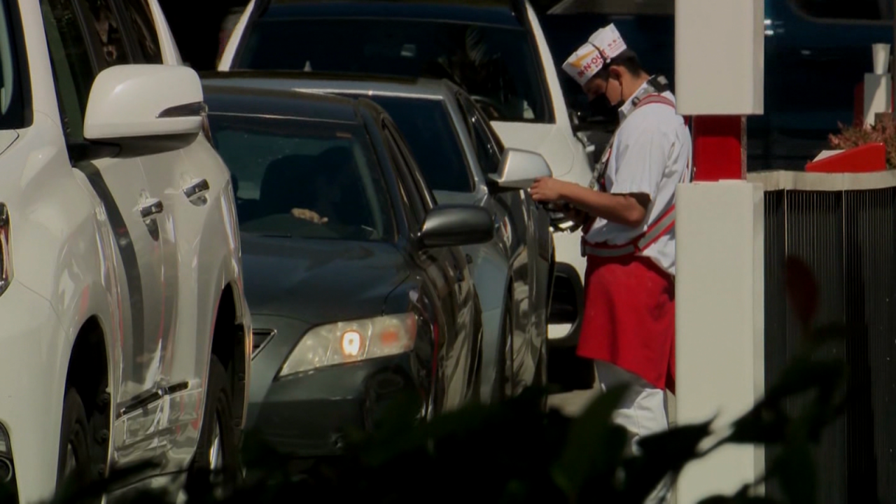 CNNE 1271076 - ley que ayudaria a trabajadores de comida rapida genera polemica