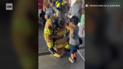 CNNE 1271146 - mira a este nino ciego reconocer a un bombero por primera vez